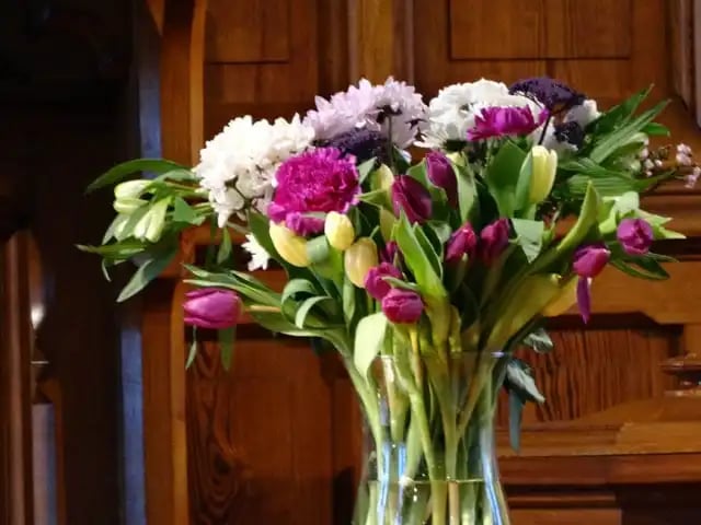 What to Write on Funeral Flowers